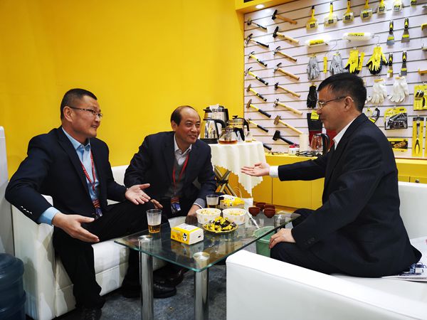 朱仁和理事长莅临第三十三届中国国际五金博览会现场(图11)